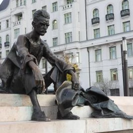 József Attila szobra Budapest - Külső kép