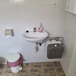 Kaja-Kóma Cibakháza - Mosdó