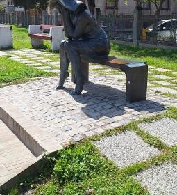 Kalap alatt - szobor