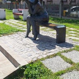 Kalap alatt - szobor Szeged - Külső kép