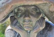 Kalap alatt - szobor Szeged