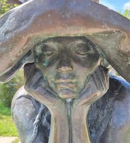 Kalap alatt - szobor