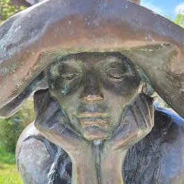 Kalap alatt - szobor Szeged - Egyéb