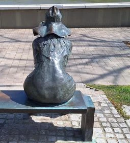 Kalap alatt - szobor