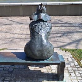 Kalap alatt - szobor Szeged - Külső kép