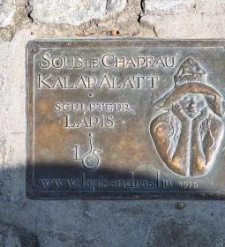 Kalap alatt - szobor