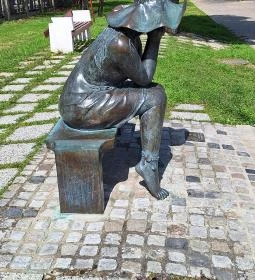 41. legjobb látnivaló: Kalap alatt - szobor