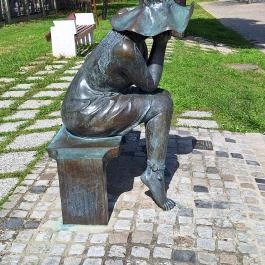 Kalap alatt - szobor Szeged - Külső kép