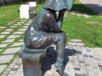 Kalap alatt - szobor Szeged