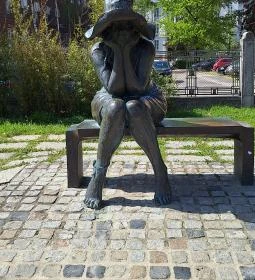 Kalap alatt - szobor