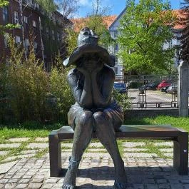 Kalap alatt - szobor Szeged - Külső kép
