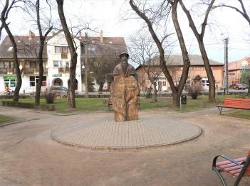 Kálvin János mellszobor Kunhegyes