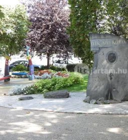 Kányádi Sándor emlékkő & Elek apó kútja