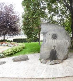 Kányádi Sándor emlékkő & Elek apó kútja