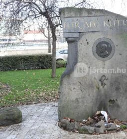 Kányádi Sándor emlékkő & Elek apó kútja