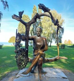 Karinthy Frigyes szobra