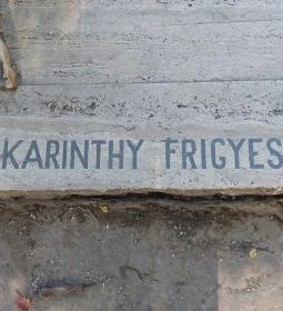 Karinthy Frigyes szobra