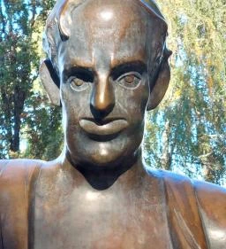 Karinthy Frigyes szobra