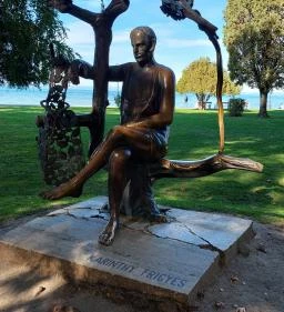 Karinthy Frigyes szobra