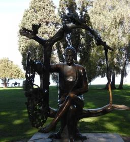 Karinthy Frigyes szobra