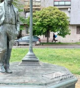 Karinthy Frigyes-emlékmű