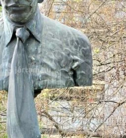 Karinthy Frigyes-emlékmű