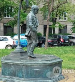 Karinthy Frigyes-emlékmű