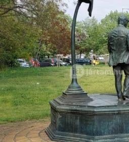 Karinthy Frigyes-emlékmű