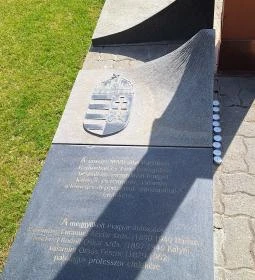 Katyni áldozatok emlékére