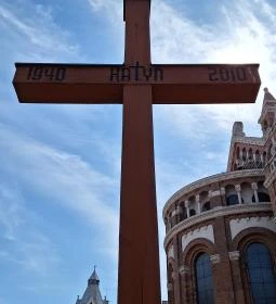 Katyni áldozatok emlékére