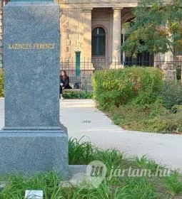 Kazinczy Ferenc-mellszobor