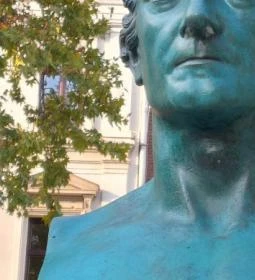 Kazinczy Ferenc-mellszobor