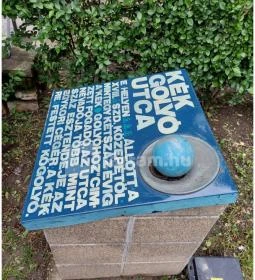 Kékgolyó-utcatábla