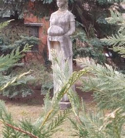 A kenyér dicsérete szobor