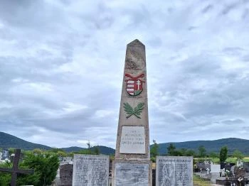 A két világháború hőseinek emlékműve Domoszló