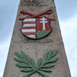 A két világháború hőseinek emlékműve Domoszló - Egyéb