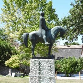 Kinizsi Pál lovas szobra Nagyvázsony - Külső kép