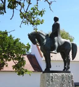 Kinizsi Pál lovas szobra