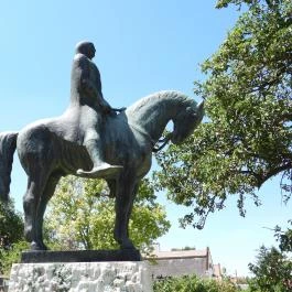 Kinizsi Pál lovas szobra Nagyvázsony - Külső kép
