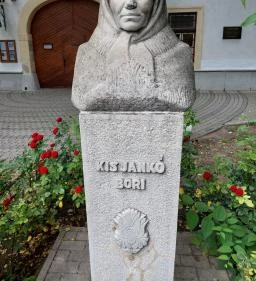 Kis Jankó Bori mellszobra