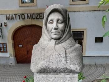 Kis Jankó Bori mellszobra Mezőkövesd