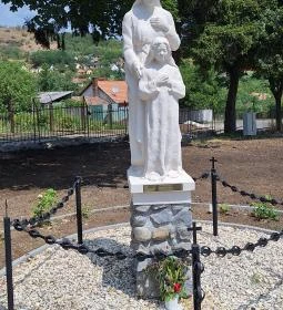 Kisboldogasszony szobor