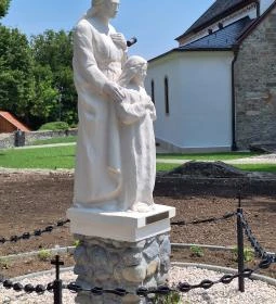 Kisboldogasszony szobor