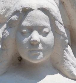 Kisboldogasszony szobor