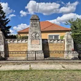Kisfaludy-emlékmű Tét - Külső kép