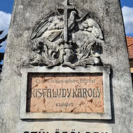 Kisfaludy-emlékmű Tét - Külső kép