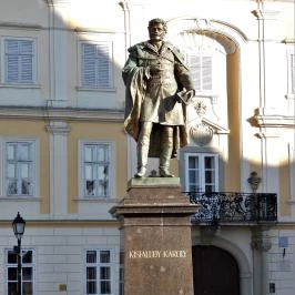 Kisfaludy Károly szobor Győr - Külső kép