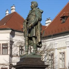 Kisfaludy Károly szobor Győr - Külső kép