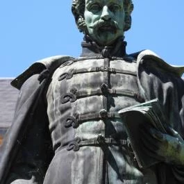 Kisfaludy Sándor szobra Balatonfüred - Külső kép