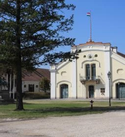 Kiskastély, Magyar Királyi Lovarda